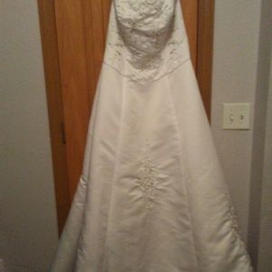 Wedding dress worn only once